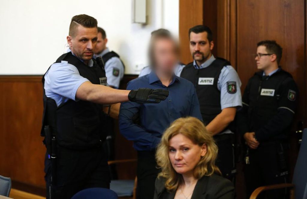 Der Angeklagte Sergej W. wird im Landgericht in Dortmund zur Anklagebank gebracht. Dem 28-jährigen Mann wird 28-facher versuchter Mord vorgeworfen. Er soll am 11. April in der Nähe des Team-Hotels eine Sprengstoffanschlag auf den Mannschaftsbus von Borussia Dortmund verübt haben.