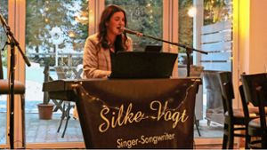 Mit ihrer kraftvoll-einfühlsamen Stimme begeistert Singer-Songwriterin Silke Vogt ihr räumlich bedingt relativ kleines Publikum im Café an Stadtweiher. Foto: Hans-Jürgen Kommert