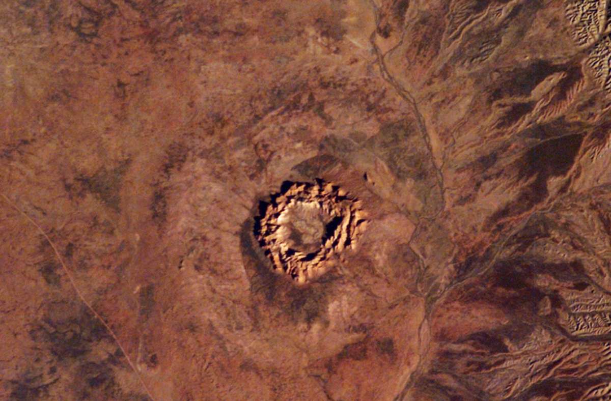 Vor 142,5 Millionen  Jahren:  Der Gosses-Bluff-Krater ist ein Einschlagkrater im Northern Territory in Australien. Er befindet sich rund 159 Kilometer westlich von Alice Springs.