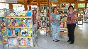 Eva Landenberger (links) und Gisela Krötz bieten in der Alpirsbacher Bücherei auch Bücher zum Thema Fußball-EM an. Foto: Störzer Foto: Schwarzwälder-Bote