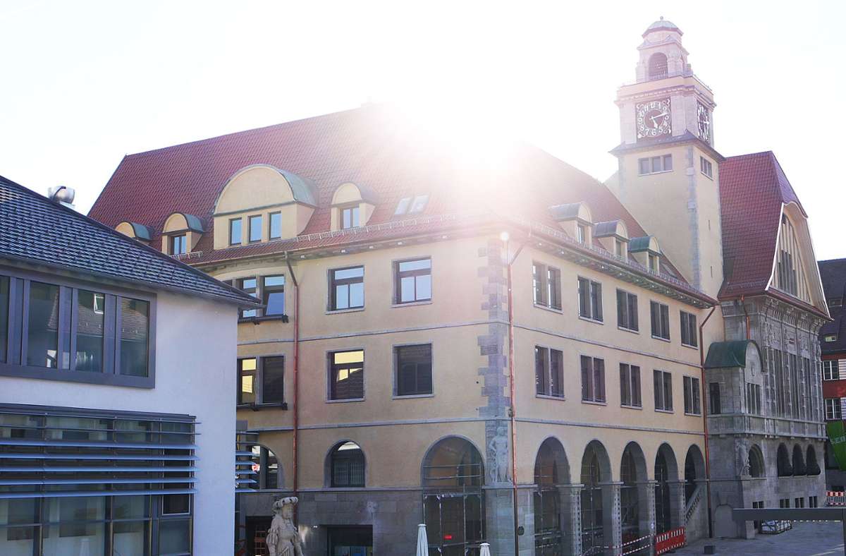 Das Rathaus Albstadt liegt gleich neben der Stelle, an der fast täglich Straßenmusiker singen und spielen – stundenlang und immer dasselbe Repertoire. Da müsste doch nur mal jemand die Treppe runtergehen und die Musizierenden auf die Regeln hinweisen, meint die Kolumnistin. Foto: Eyrich