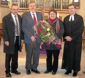 Pfarrer Hartmut Heugel (rechts) ehrte (von links)  Gerhard Schechinger, Willi und  Elsbeth Dreher. Foto: Kirchengemeinde Foto: Schwarzwälder-Bote