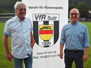 Nach 46 Jahren als Spieler und Funktionär wurde Theo Dittmann (links) verabschiedet VfR-Vorstandssprecher Tobias Nübel bedankte sich bei seinem langjährigen Begleiter. Foto: ah Foto: Schwarzwälder Bote