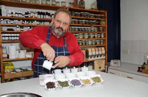 Für Ralph Munz ist Tee Leidenschaft und Beruf. Über seinen Oasis-Versand in Empfingen handelt er mit Tees aus aller Welt. Foto: Herbert/Oasis-Versand