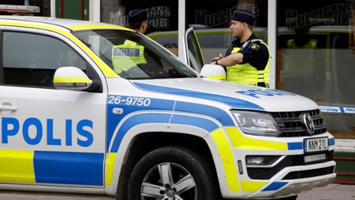 Polizisten in Sandviken nordwestlich von Stockholm. Zehntausende Menschen in Schweden sind nach Schätzungen in Bandenkriminalität verwickelt. Foto: Henrik Hansson/TT News Agency/AP/dpa