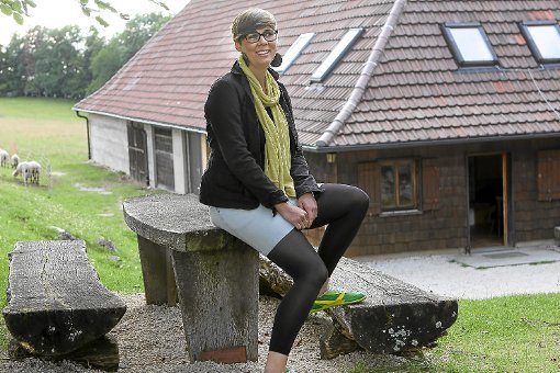 Kathrin Schäfer sitzt vor der Plettenberg-Hütte und freut sich auf ihre neue Aufgabe als Gastronomin. Foto: Schatz Foto: Schwarzwälder-Bote