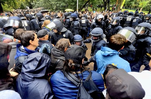Polizeieinsatz am 30. September 2010 im Schlossgarten: Ein Beamter geht in der Berufung gegen seine Verurteilung vor. Foto: dpa