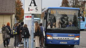 Der Schnellbus nach Blumberg lässt am Donaueschinger Busbahnhof Fahrgäste zusteigen. Dass er nicht pünktlich oder gar nicht an die Haltestelle kam, das sorgte unlängst für Ärger. Foto: Guy Simon