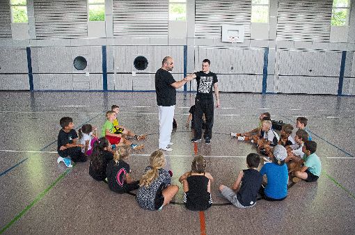 Die Tuninger Grundschüler lernen Techniken der Selbstverteidigung kennen.  Foto: Förderverein Foto: Schwarzwälder-Bote