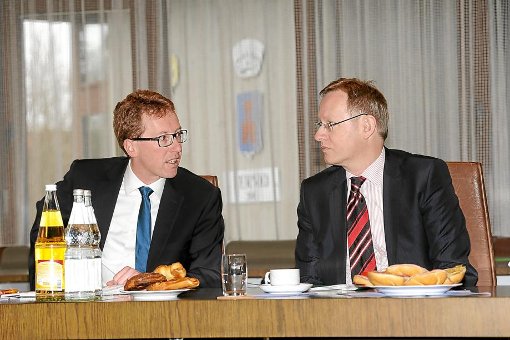 Regierungspräsident Johannes Schmalzl (rechts) zu Gast bei Bürgermeister Hans Michael Burkhardt. Foto: Katzmaier