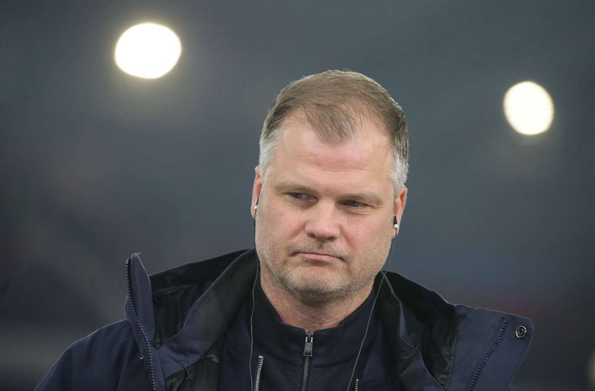 VfB-Sportdirektor Fabian Wohlgemuth muss nach dem Spiel gegen Wolfsburg Fragen zum Trainer beantworten. In unserer Bildergalerie blicken wir auf die Partie gegen den VfL zurück. Foto: Baumann