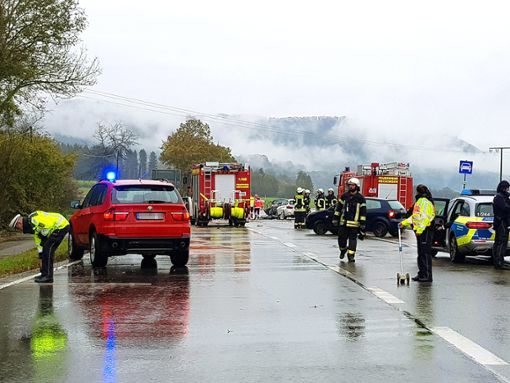 Polizei und Feuerwehr sichern im vergangenen Oktober  die Unfallstelle an der B 32. Foto: Witte