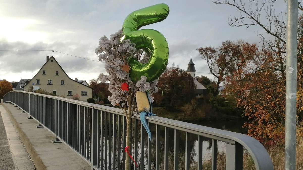 Bäumchen und Ballon: Kuriose Aktion an der Riedbrücke  in Allmendshofen