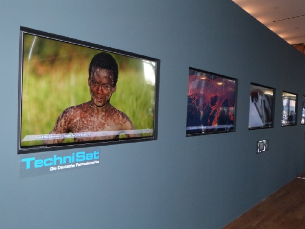Auf hochauflösenden Fernsehern wird beim Medienfestival im Foyer der Neuen Tonhalle in Villingen drei Tage die 4K-Fotoausstellung präsentiert.