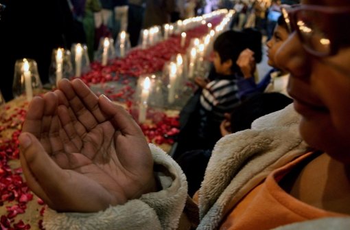 Nach dem Schulmassaker, bei dem radikalislamische Taliban rund 150 Menschen getötetet hatten, trauert Pakistan um die Opfer. Foto: dpa
