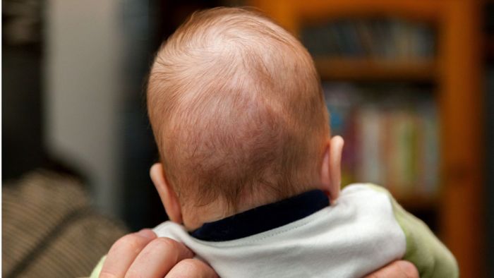 Vater misshandelt sein weinendes drei Wochen altes Baby