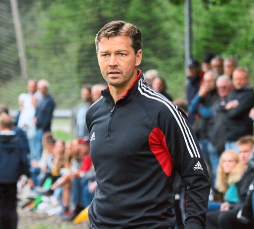 Trainer Michael Schnee freut sich über drei wichtige Punkte für den TSV Nusplingen.  Foto: Kara