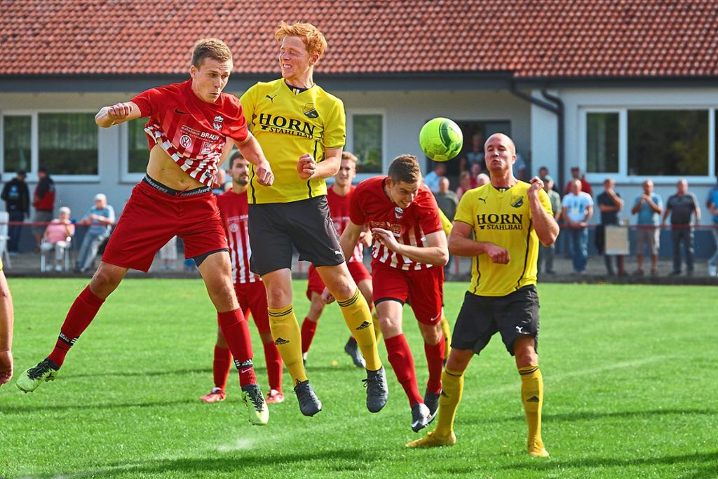 Der SV Sulz am Eck (rote Trikots) brachte dem SV Breitenberg/Martinsmoos die erste Saisonniederlage bei. Foto: Wasserbauer