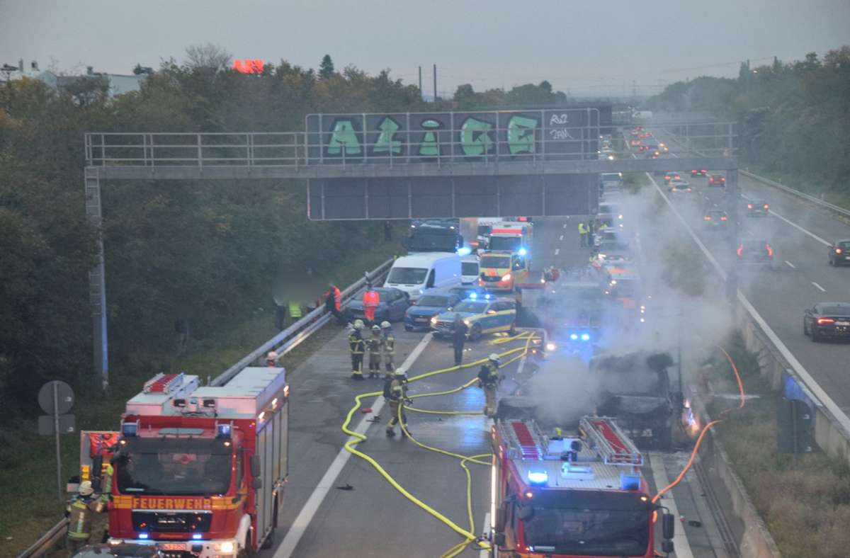 Horrorunfall auf der A5 bei Heidelberg: Zwei Menschen und ein Hund verbrennen im Auto