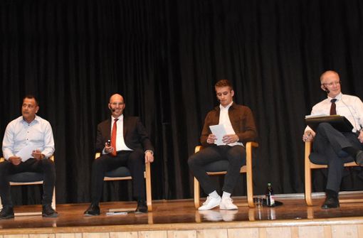 Unter anderem Thomas Hoppe (von links) moderiert den Abend, an dem sich die Kandidaten Johannes Blepp, Felix Hezel und Peter Schuster präsentieren. Foto: Weisser