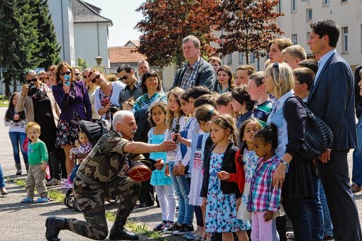 Die Zukunft: Die Kinder des deutsch-französischen Kindergartens und der Schule singen die Europahymne und setzen so ein Zeichen für Freiheit, Frieden und Solidarität. Die deutsch-französische Freundschaft wird weiter bestehen, auch wenn die französischen Soldaten und ihre Familien nicht mehr in der Stadt präsent sind. Foto: Jakober
