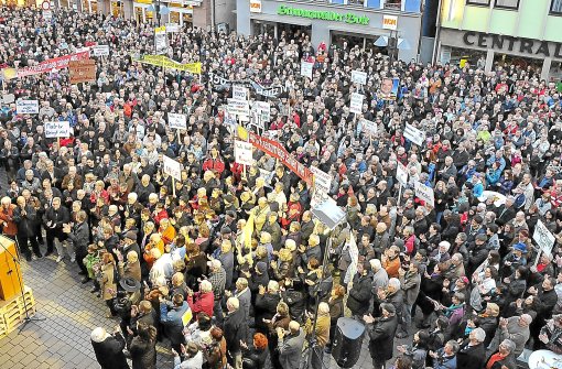 5000 Bürger aus dem Stadtgebiet und seinem Umland strömten gestern Abend zur Kundgebung auf den Schramberger Rathausplatz.  Foto: Wegner