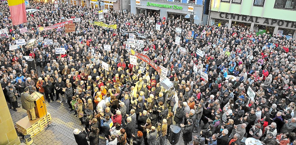 5000 Bürger aus dem Stadtgebiet und seinem Umland strömten gestern Abend zur Kundgebung auf den Schramberger Rathausplatz.
