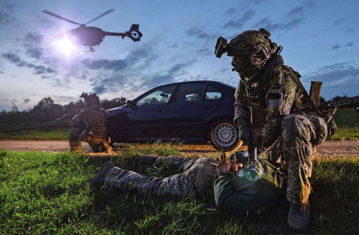 Bei einer Übung im Mai 2021 zeigt ein Kommando-Soldat, wie eine Zielperson aus einem Auto überwältigt wird. Foto: dpa/Marijan Murat