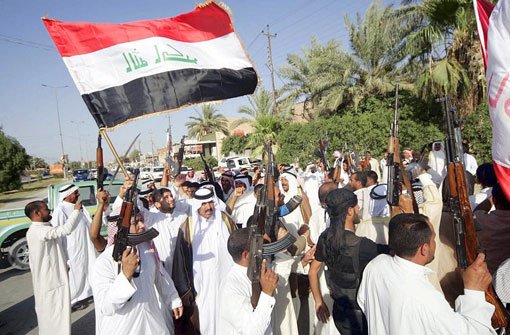 Irakische Schiiten melden sich freiwillig für den Kampf gegen die Islamisten. Foto: dpa