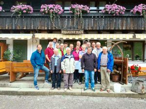 Die Empfinger Ausflugsgruppe besucht den Berggasthof Falken. Foto: Jahrgang Foto: Schwarzwälder Bote