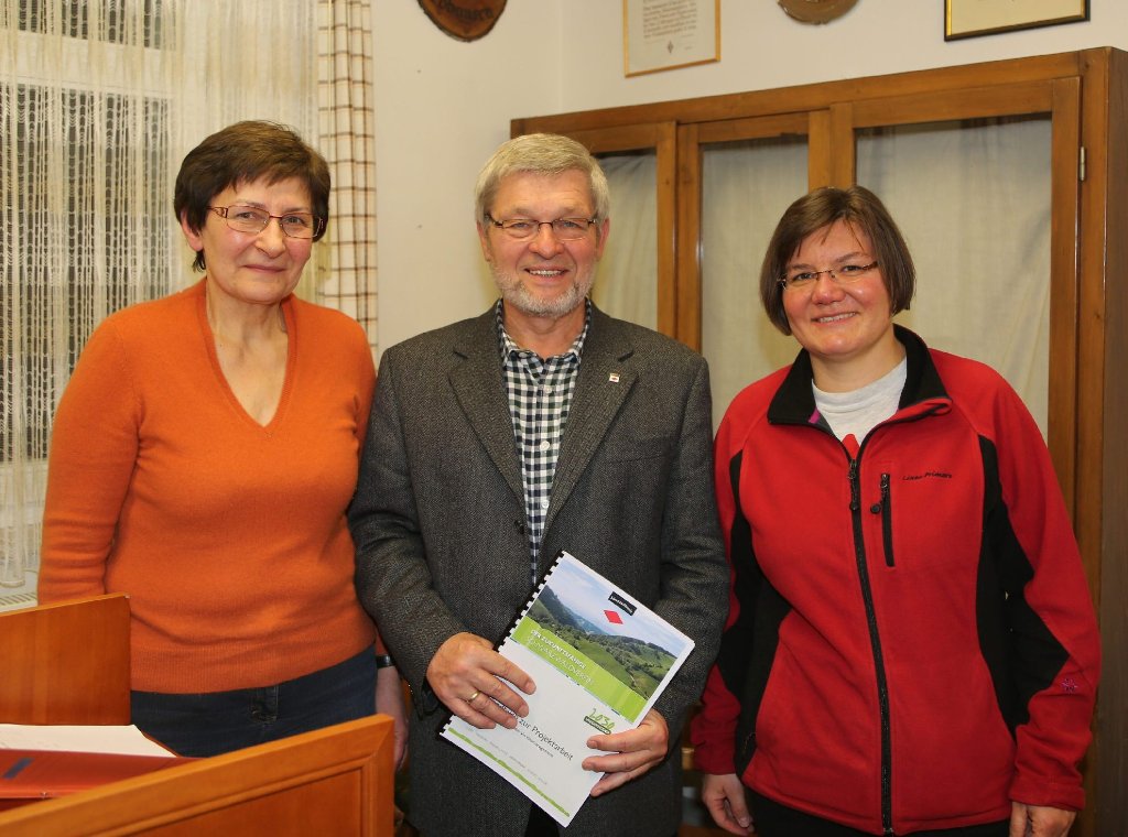 Werner Hillmann freute sich, dass mit Kathrin Bangert (rechts) eine neue Vorsitzende und mit Christel Schmid eine neue Schriftführerin bei der Ebhauser Ortsgruppe im Schwarzwaldverein gewählt wurden.  Foto: Priestersbach