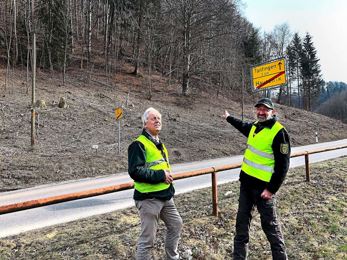 Zwischen Hausen und Tailfingen-Neuweiler wurde es für die Forstmänner richtig kniffelig. Jetzt freuen sich Thomas Stocker (rechts) und Forstamtsleiter Hermann Schmidt. Die Aufgabe ist an beiden Hangseiten gut gelöst.