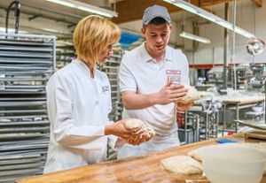 Maximilian Raisch erklärt, wie man aus dem Dinkelteig ein Brot formt. Foto: Fritsch