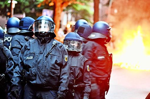 20 bis 56 Stunden lang waren manche Beamte zwischen den brennenden Barrikaden beim G20-Gipfel in Hamburg im Einsatz. Foto: dpa