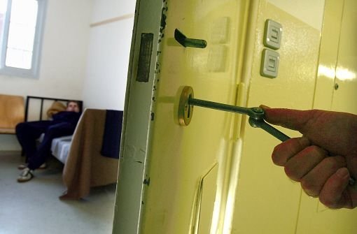 Ein 22 Jahre alter Insasse der Justizvollzugsanstalt Bruchsal (Kreis Karlsruhe) ist am Mittwochmorgen tot in seiner Zelle gefunden worden. (Symbolfoto) Foto: dpa