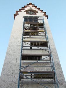 An den Kirchturm der alten Martinskirche wird Hand angelegt, idealerweise kann das Gerüst noch in diesem Jahr abgebaut werden.  Foto: Hahnel Foto: Schwarzwälder Bote