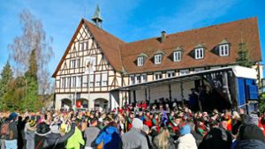 Hunderte von Zuschauern säumen den Platz vor dem Rathaus und der Ehrentribüne in Winzeln. Ehrenpräsident Merten Seidel moderierte. Foto: Stöhr