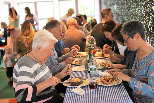 Die Besucher beim MVD-Moment genießen das zünftige Mittagessen.  Foto: Schatz Foto: Schwarzwälder Bote