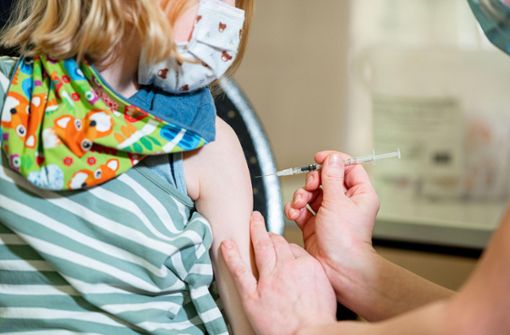 Eine Mutter wollte ihre Kinder nicht impfen lassen. Deshalb besorgte sie sich falsche Impfunfähigkeitsbescheinigungen. (Symbolfoto). Foto: Reinhardt/dpa