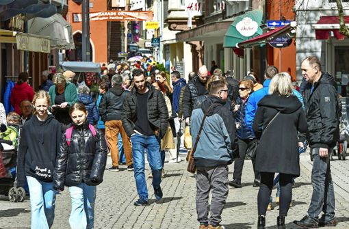 Hochbetrieb in der Marktstraße: Hunderte Besucher schlenderten am Blütensonntag durch die Innenstadt. Foto: Baublies