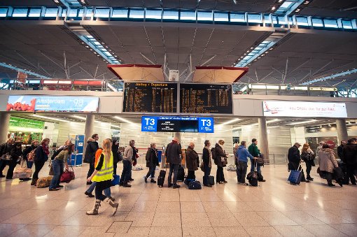 Am Montag müssen Fluggäste am Flughafen Stuttgart wieder mit längeren Wartezeiten rechnen. Verdi hat das Sicherheitspersonal wieder zu einem Warnstreik aufgerufen. Foto: www.7aktuell.de | Florian Gerlach