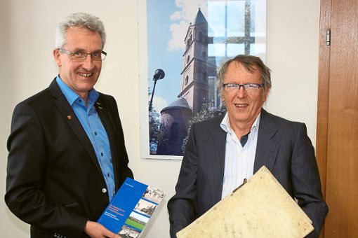 Das erste Exemplar seines 400-Seiten-Buchs überreichte  Dietmar Waidelich (rechts) an Bürgermeister Jochen Stoll. Foto: Köncke Foto: Schwarzwälder Bote