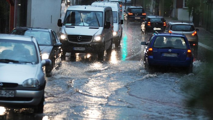 Überflutete Straßen nach Unwetter 
