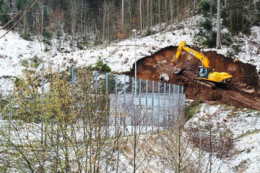Die von Ortsvorsteher Heinz Hettich angekündigten Bauarbeiten am Fußballplatz in Nußbach sind gestartet. Fotos: Kommert Foto: Schwarzwälder Bote