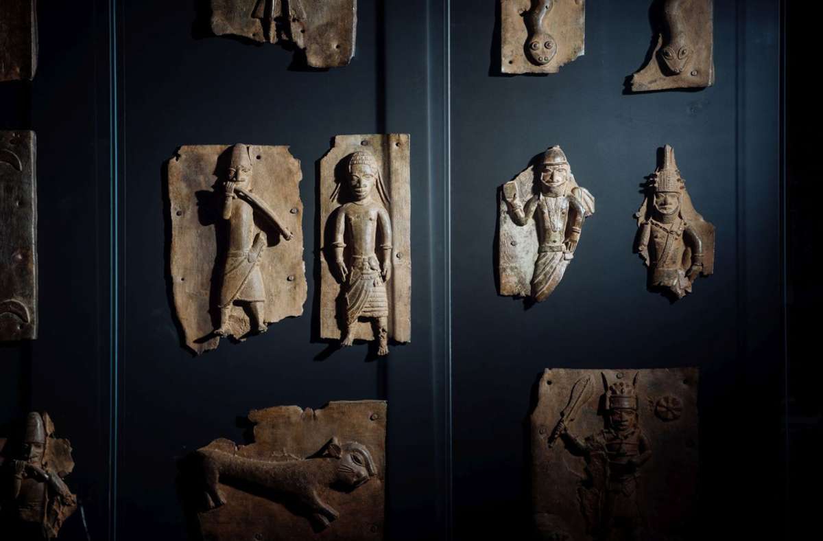 Das Linden-Museum gibt auch diese Reliefplatten aus dem Königreich Benin an Nigeria zurück. Foto: Linden-Museum/Harald Völkl