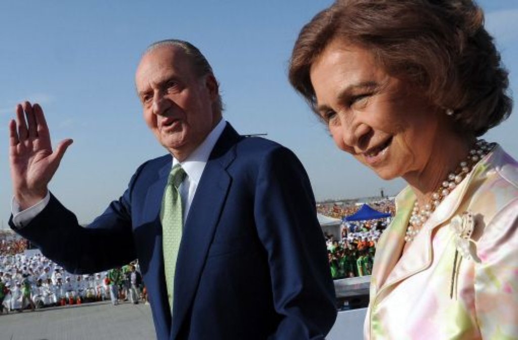 Seit 37 Jahren sitzt König Juan Carlos auf dem spanischen Thron. An seiner Seite: Königin Sofía. Mancher glaubt, der Monarch täte gut daran, das Zepter an seinen Sohn Felipe weiterzugeben. Doch Juan Carlos lehnt eine Abdankung bislang ab.