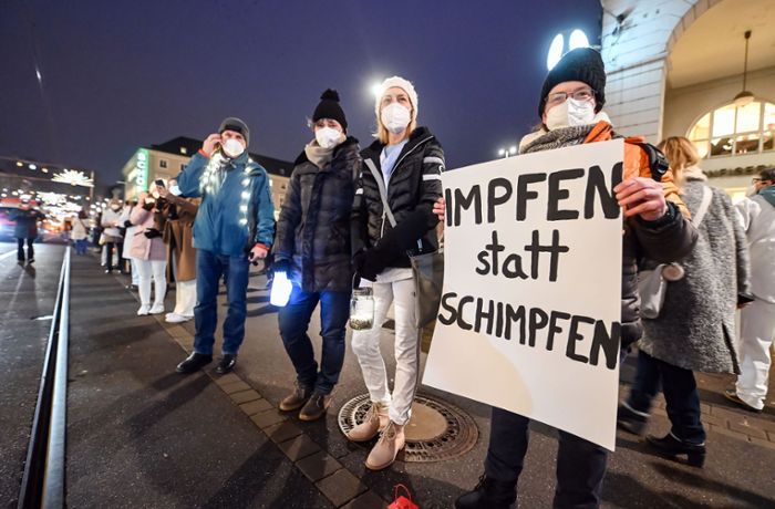 Demos in Baden-Württemberg: Lichterkette und Impf-Appelle - Tausende wegen Corona auf der Straße