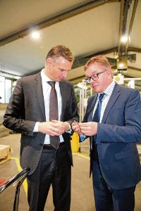 Geschäftsführer Frank Eiss (links) erklärt dem CDU-Spitzendkandidaten Guido Wolf, was bei Steinbach produziert wird. Foto: Jakober Foto: Schwarzwälder-Bote