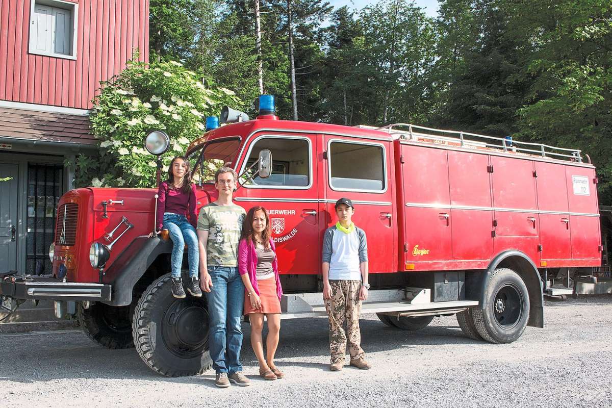 Zur Familie von Fiona, Paul, Arlene und Arne Tschritter (von links) gehört seit 2012 auch ein historisches Feuerwehrauto, mit dem schon mal Fahrten zum Campingurlaub unternommen werden.Fotos: Ferenbach