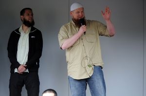 Die Salafisten-Prediger Sven Lau und Pierre Vogel (von links) sprachen bei einer Kundgebung in Freiburg. Das Foto stammt von einer Rede am 1. Juni in Bremen. Foto: dpa